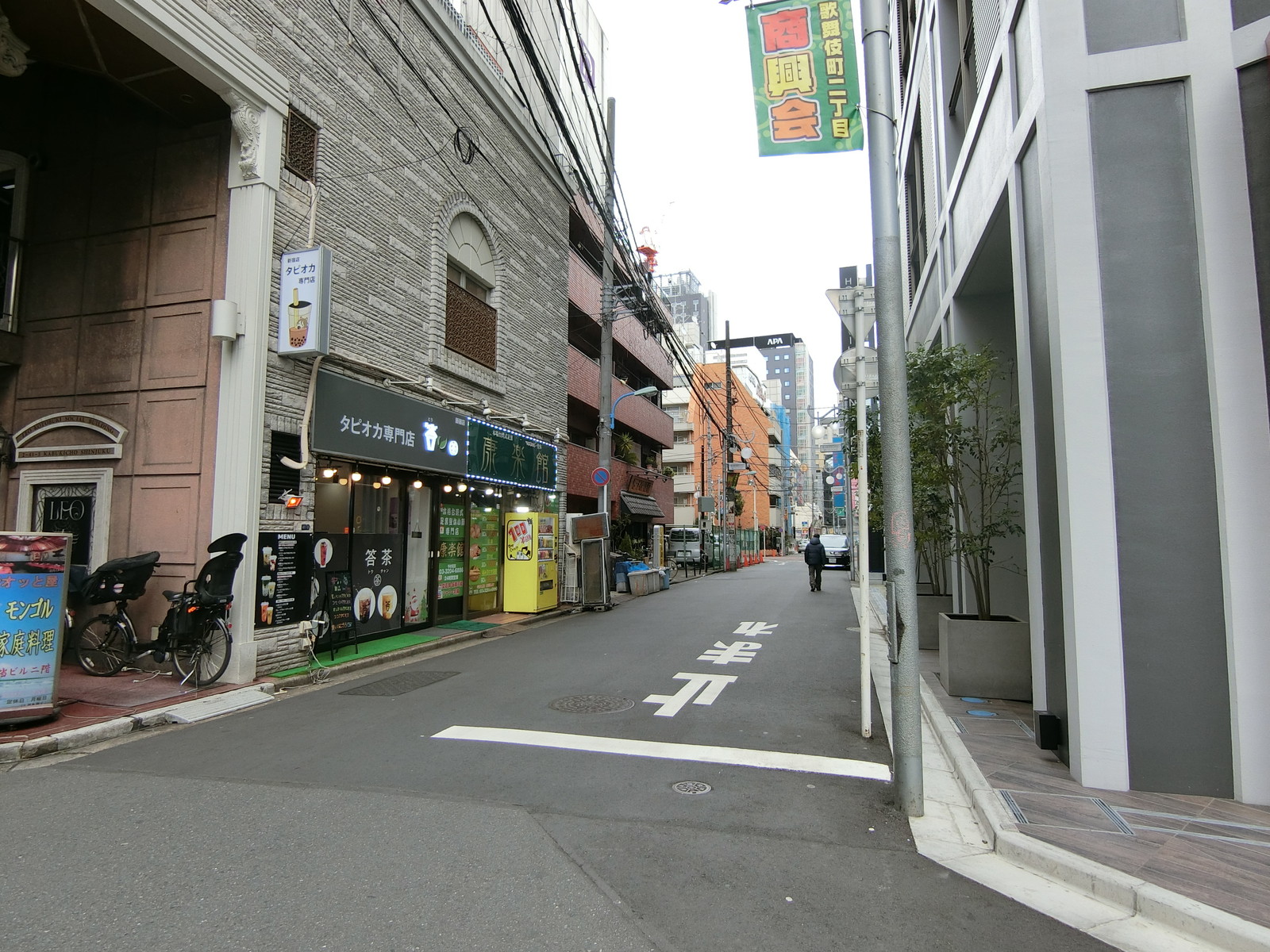 新宿ビル前面の通り