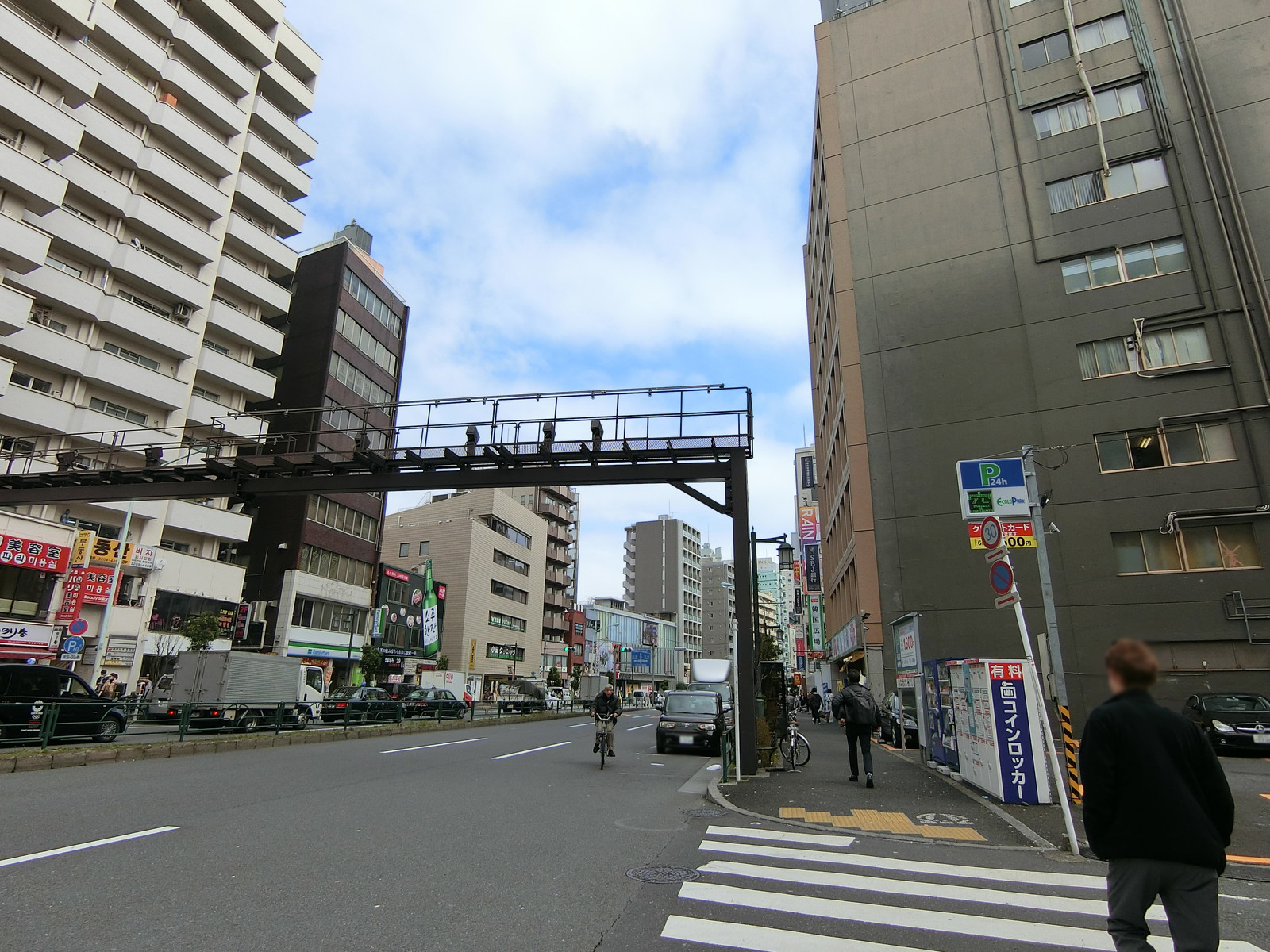 T.Kビル前面の職安通り
