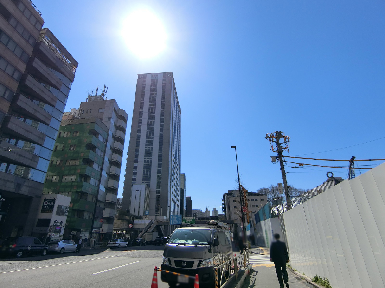 土井ビル前面の桜田通り