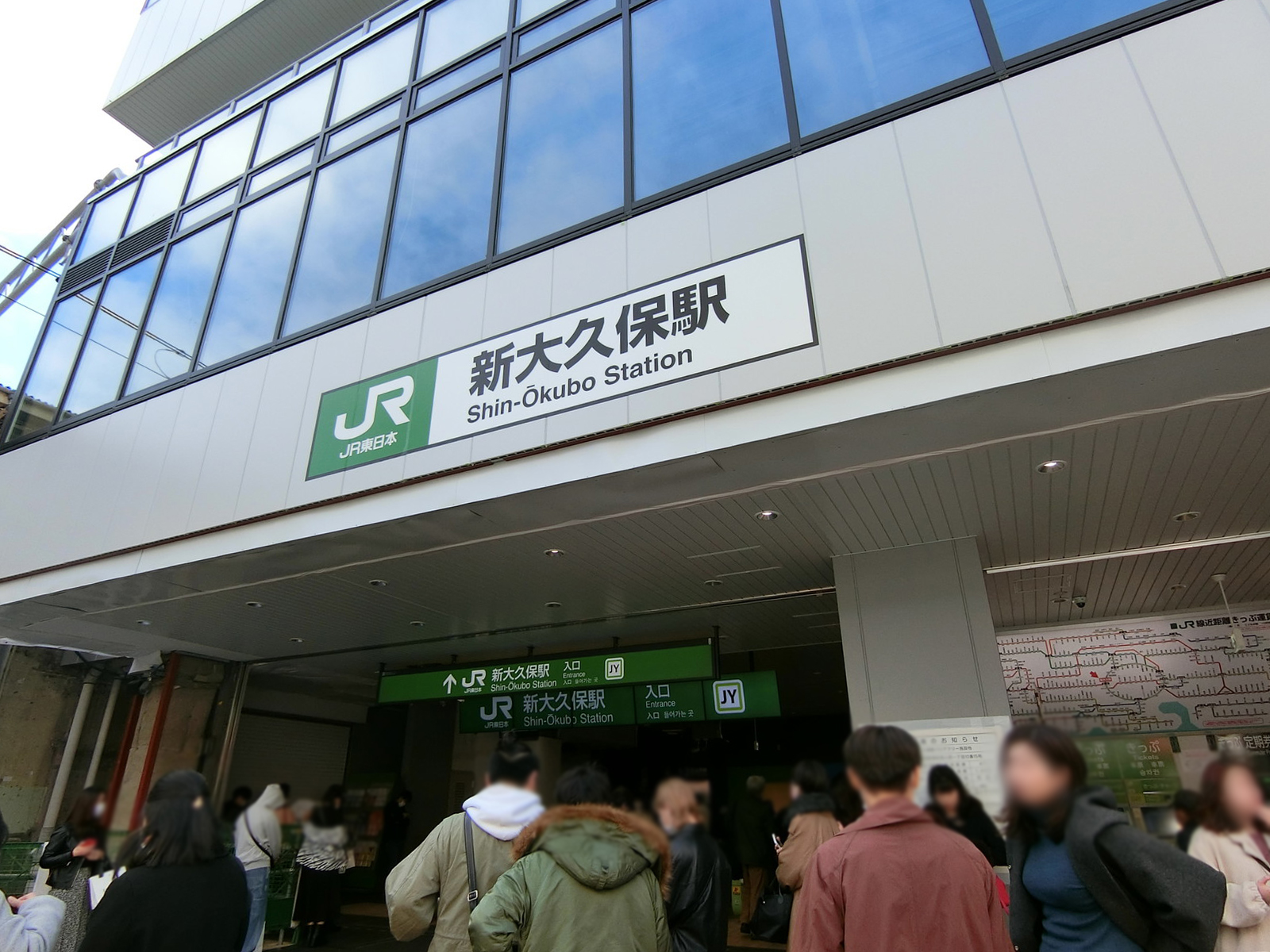 最寄りの「新大久保駅」