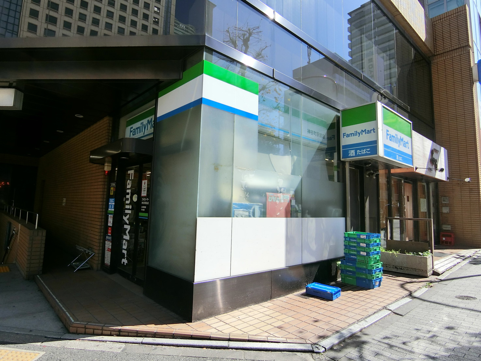 徒歩2分のファミリーマート