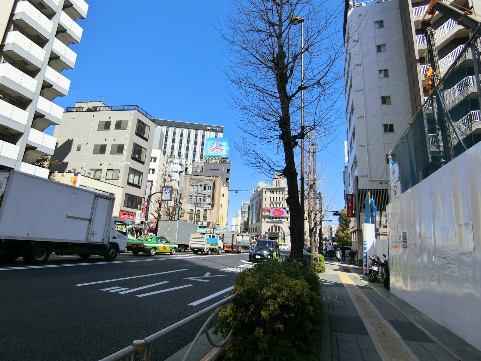 アクアテルースU2ビル前面の通り