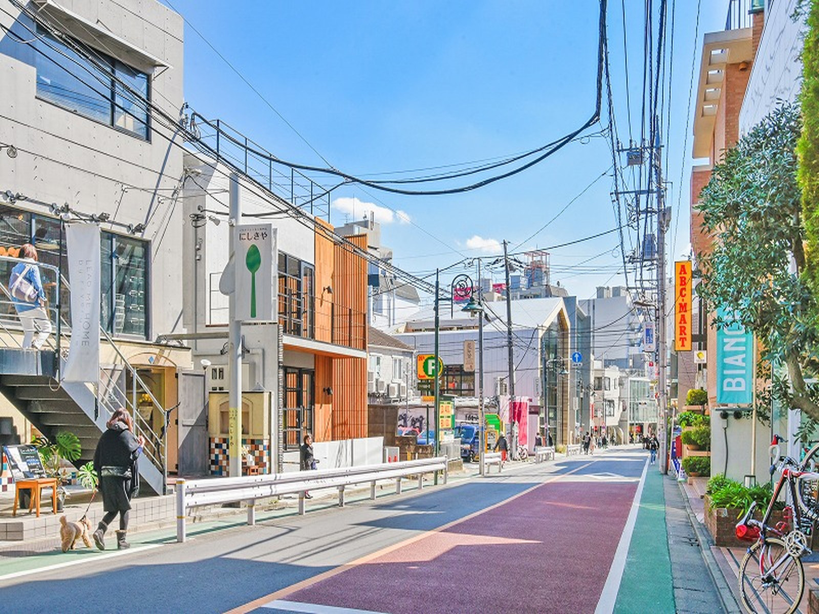 オフィスビル前面の通り