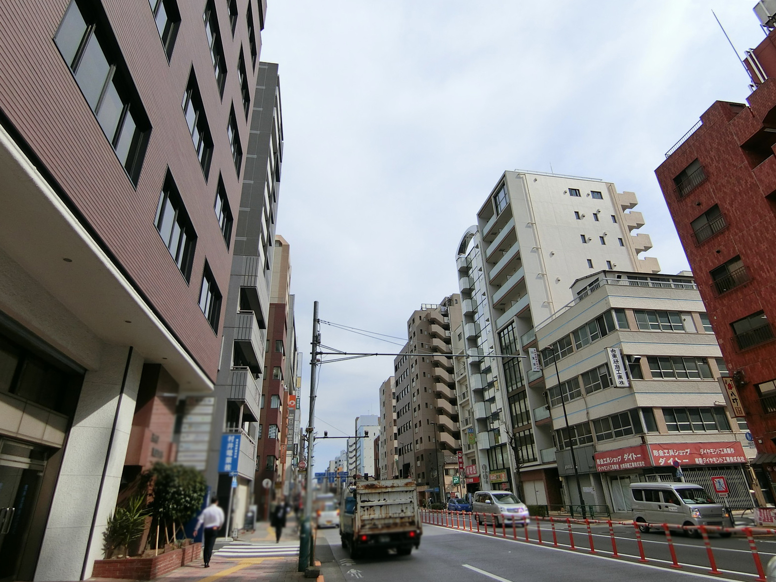 荒井ビル前面の春日通り