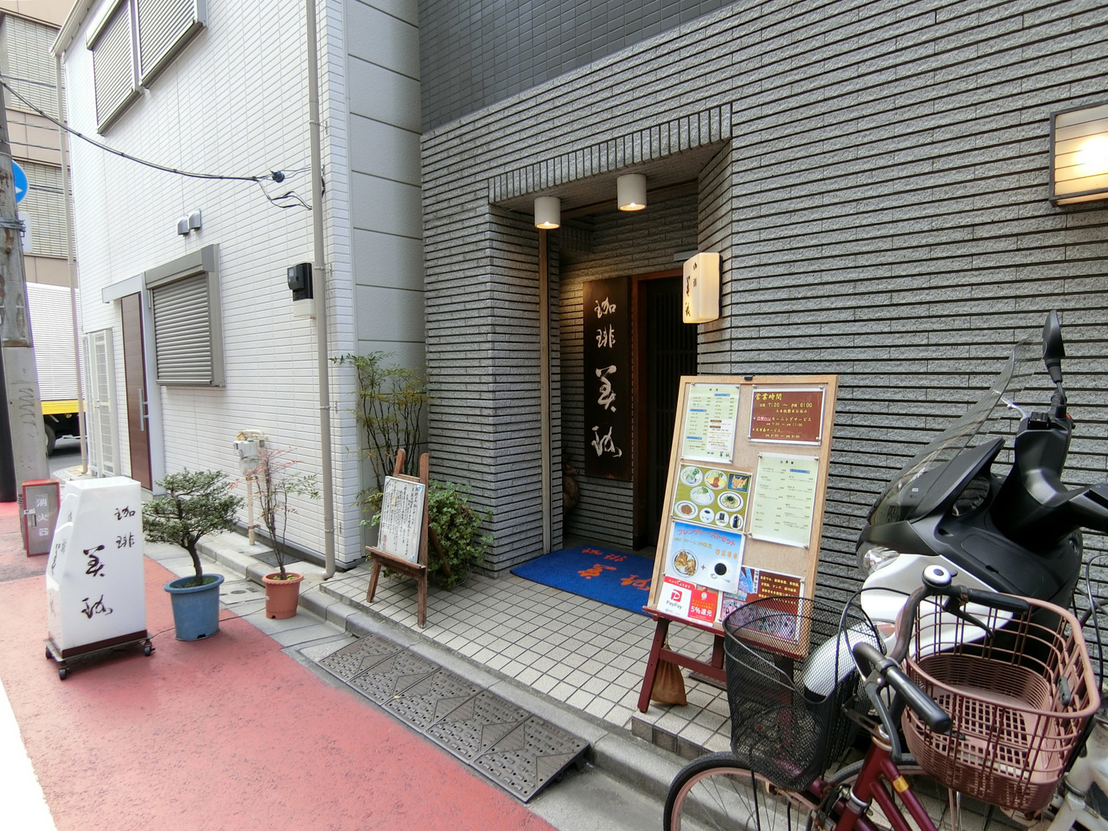 周辺には飲食店あり