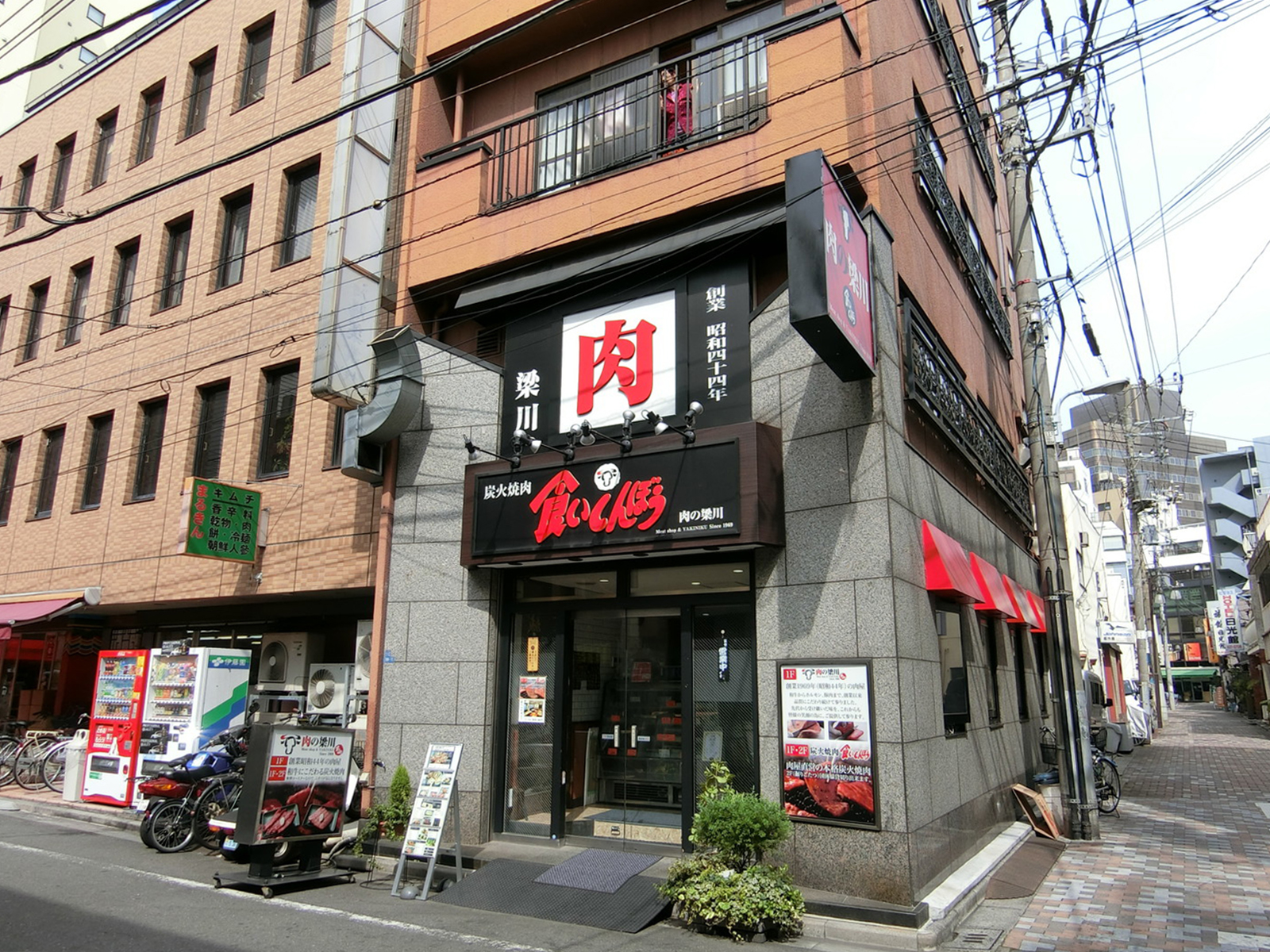 周辺には飲食店が複数あり