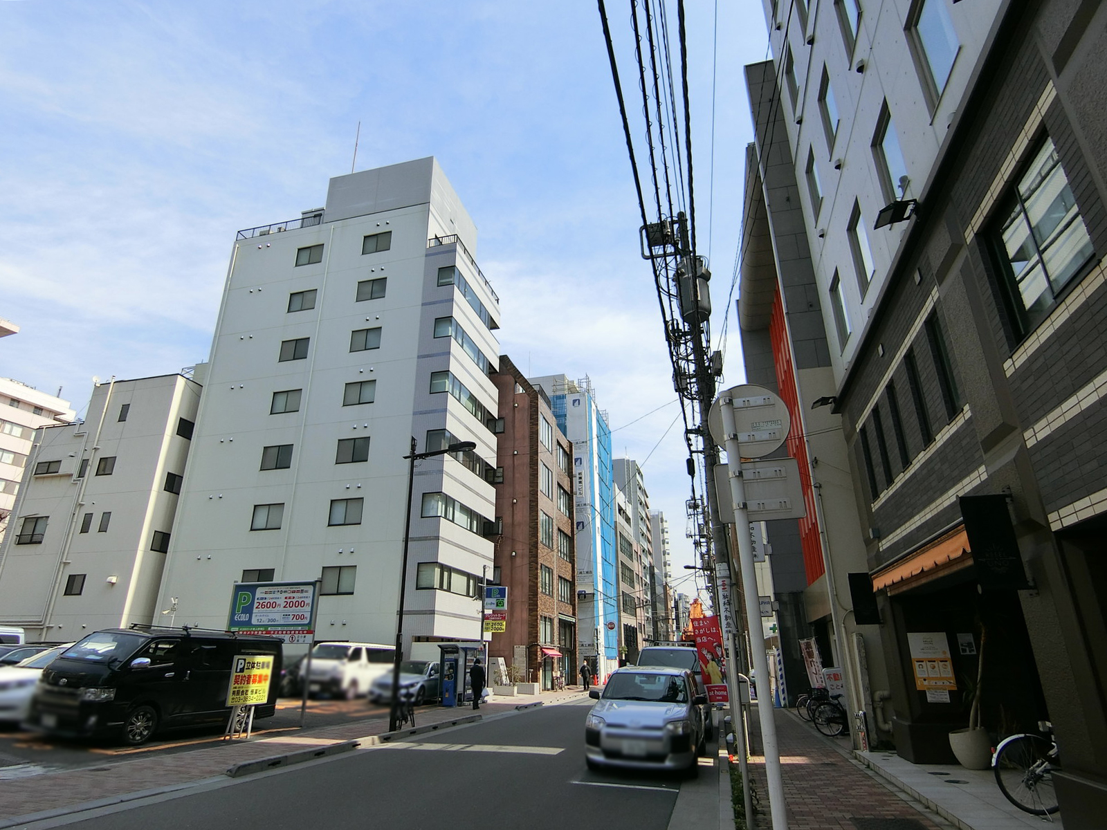 周辺は落ち着いた雰囲気のオフィス街