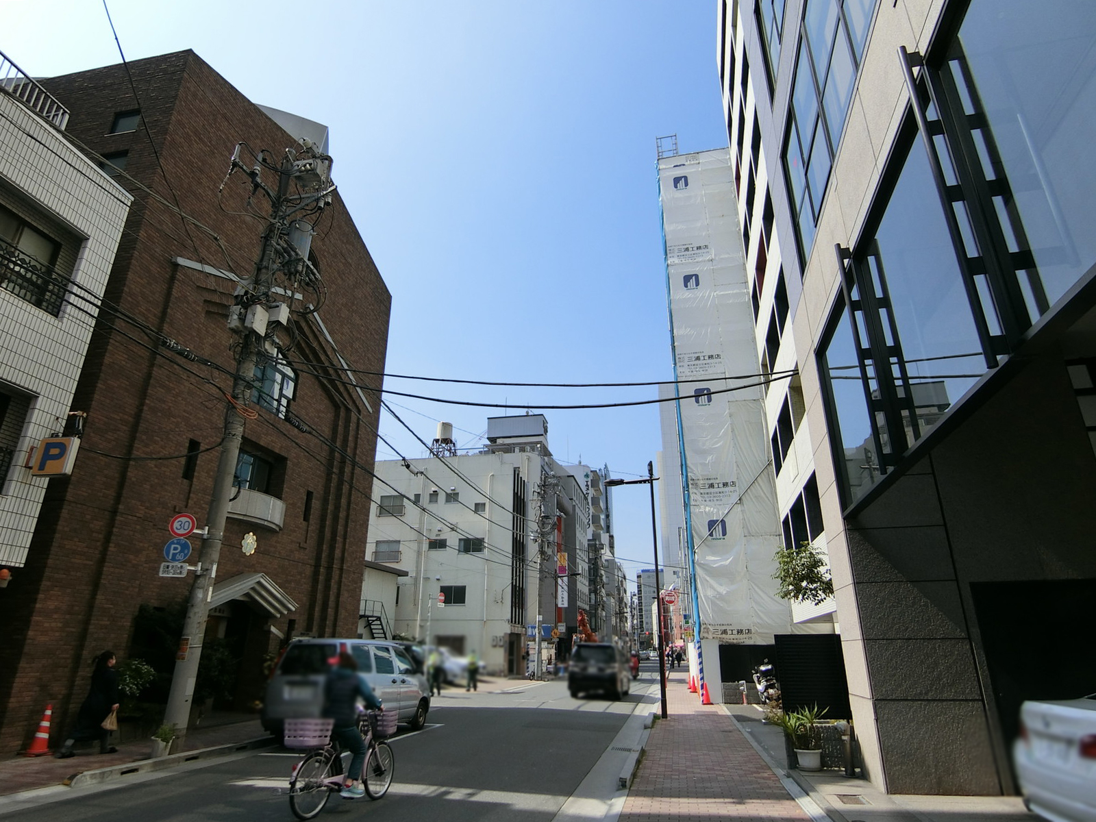 ウインドミルビル前面の通り