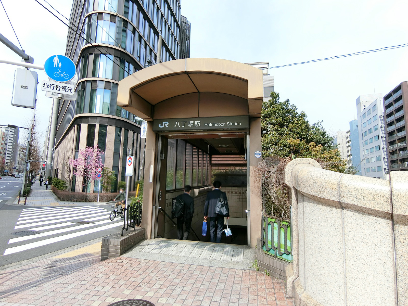最寄りの「八丁堀駅」