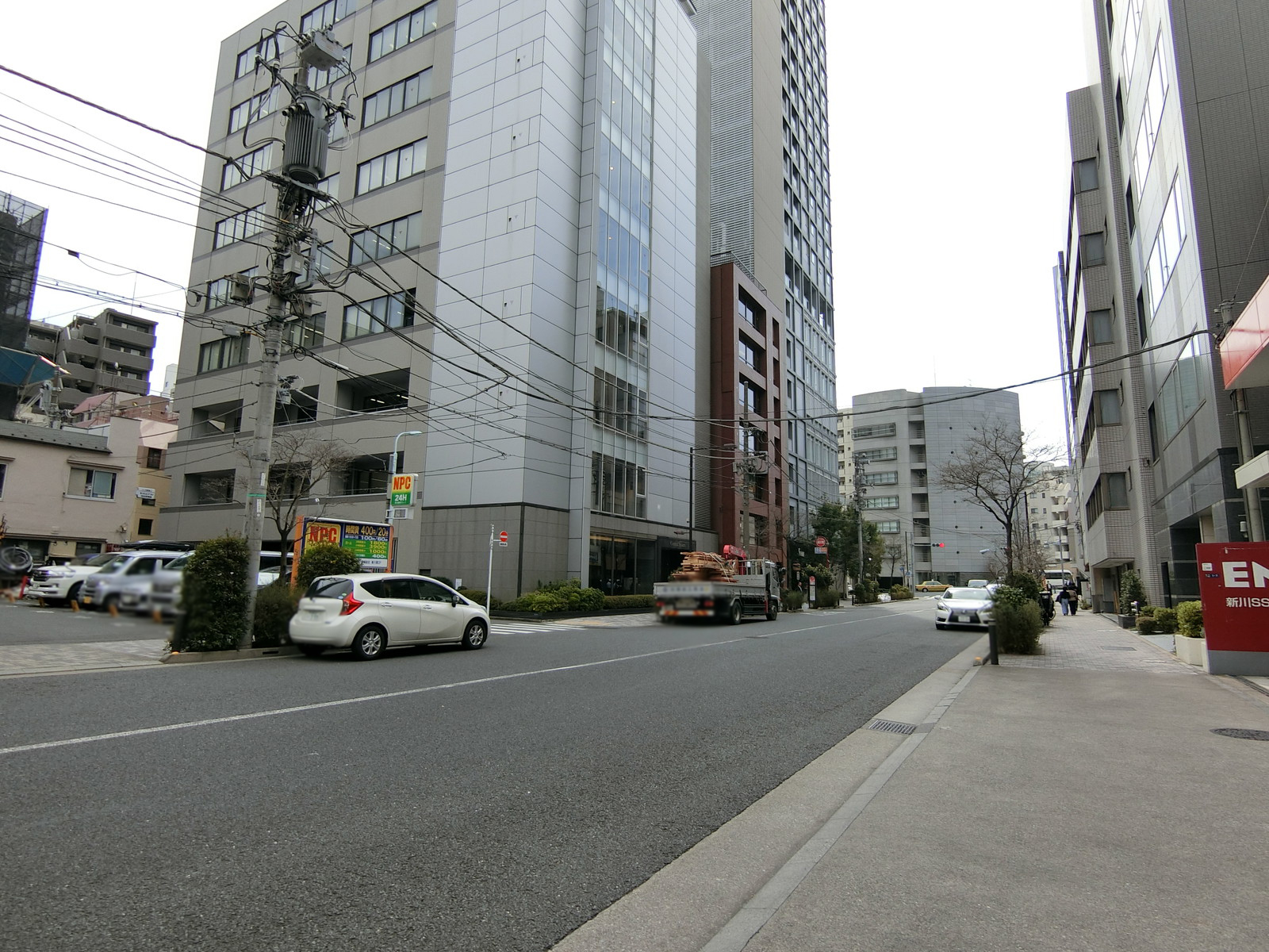 丸坂ビル前面の通り