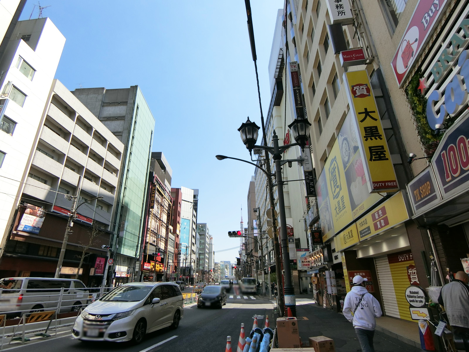 UFビル1前面の外苑東通り