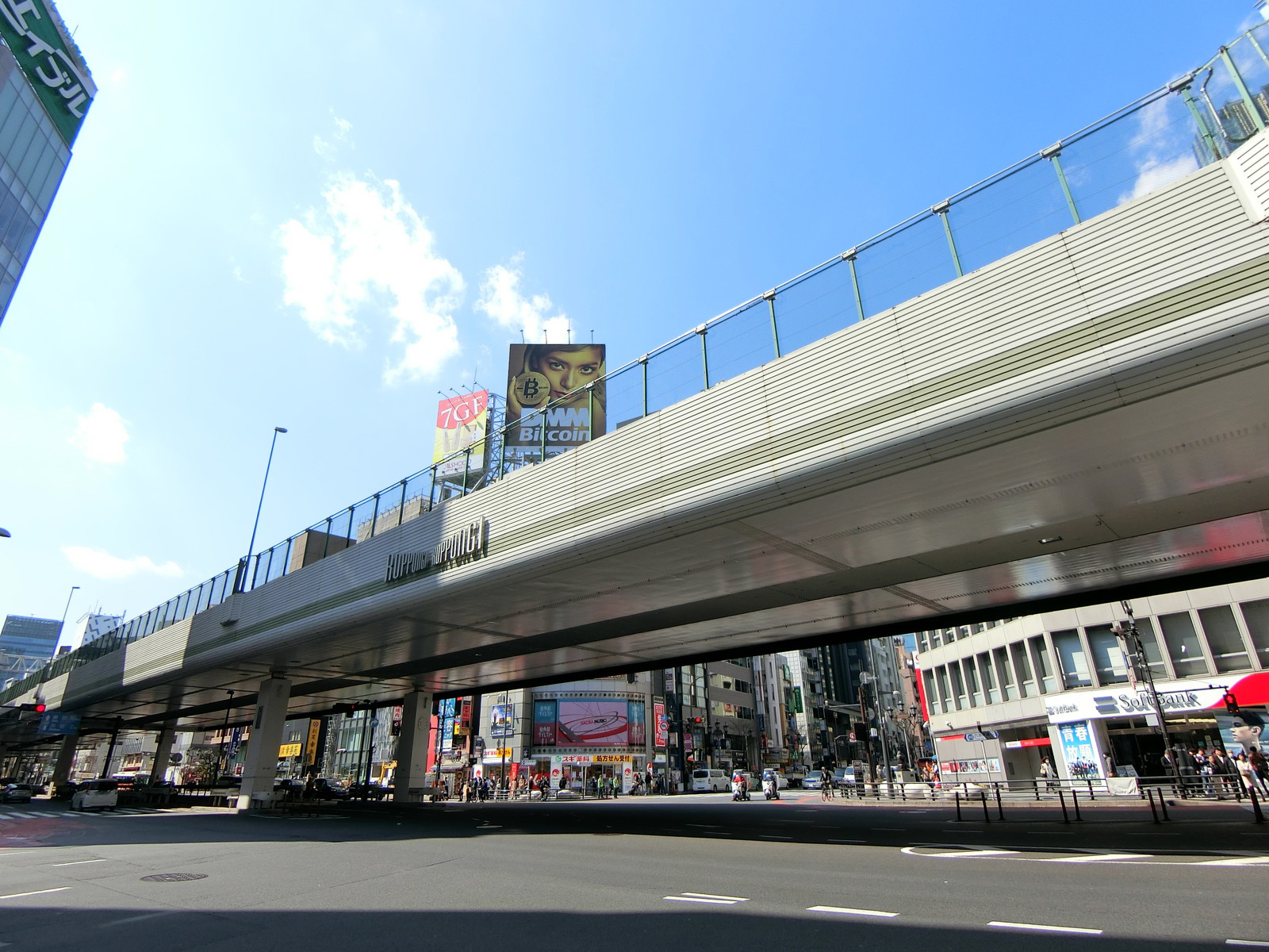 付近の六本木交差点