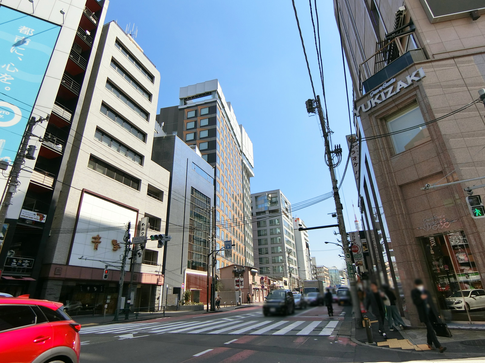 baseKビル六本木前面の外苑東通り
