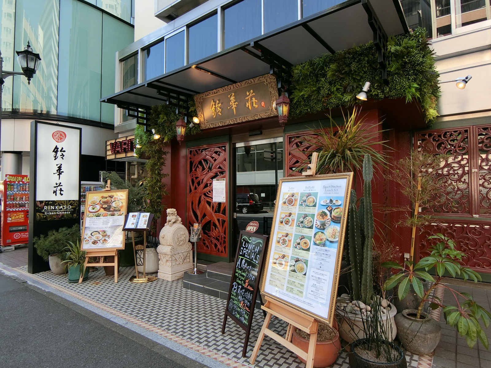 付近には飲食店が複数あり