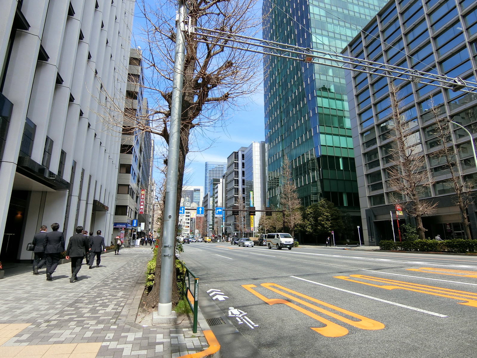 住友商事錦町ビル前面の本郷通り