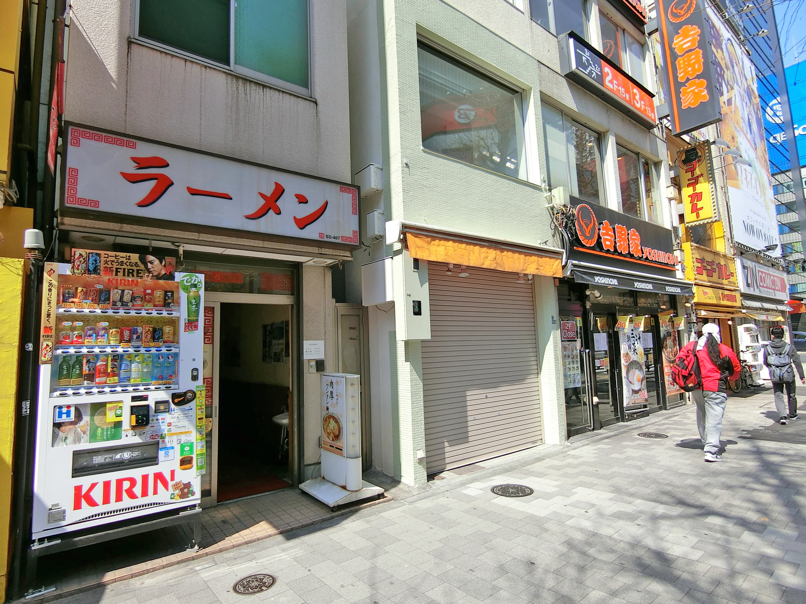 付近には飲食店が充実