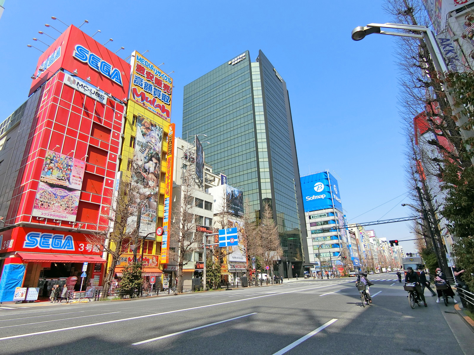 中央通り沿いに立地