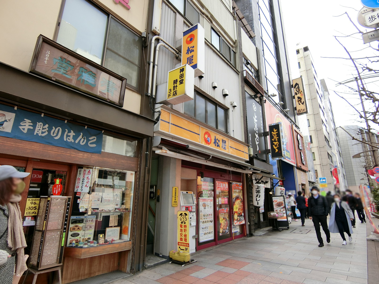 飲食店の多い靖国通り