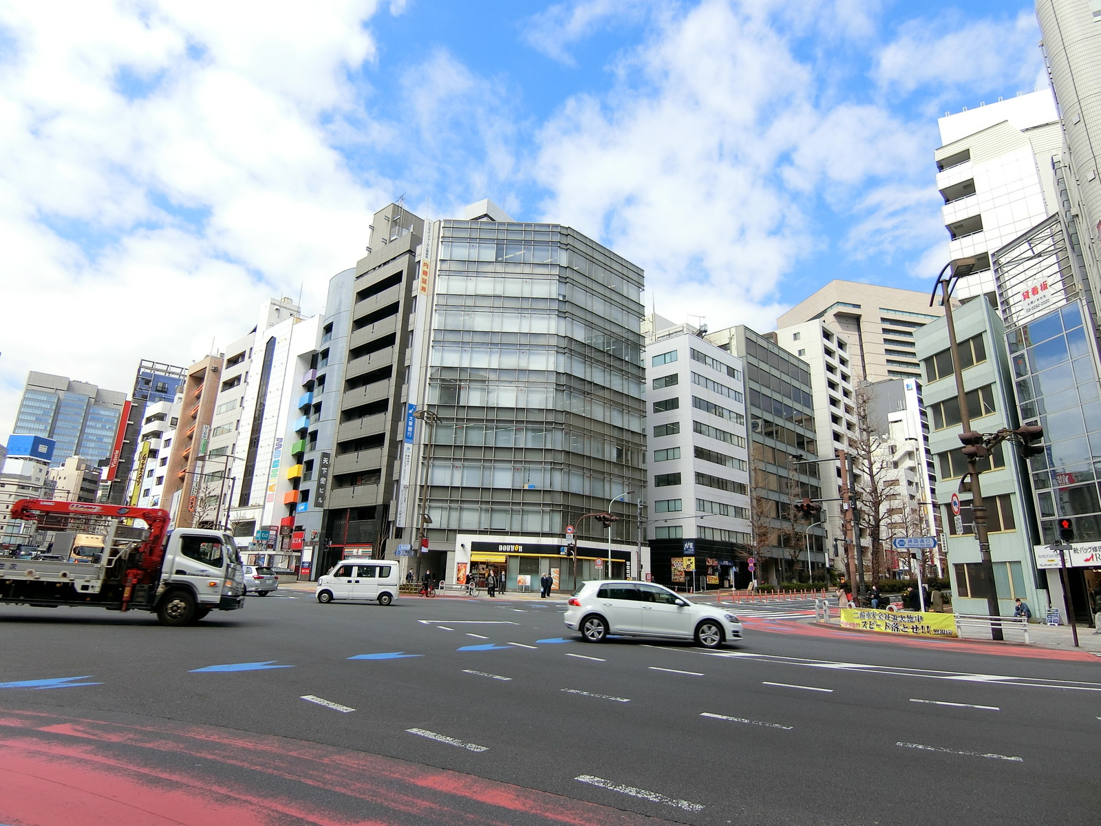 日米商会ビル前面の小川町交差点