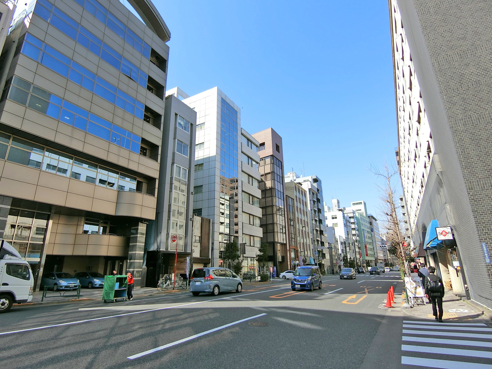 昌平橋通り沿いに立地