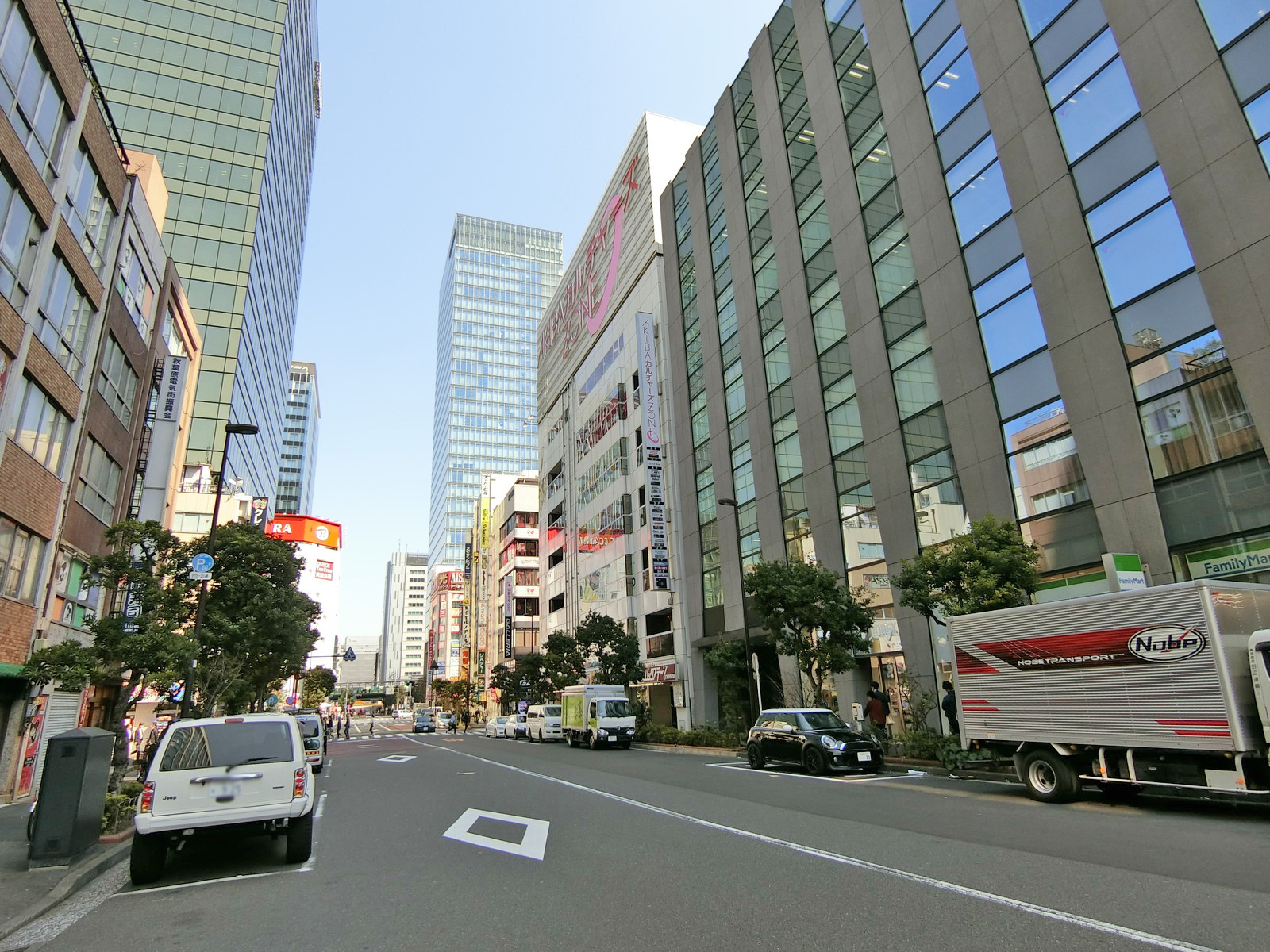 神田明神通り沿いに立地
