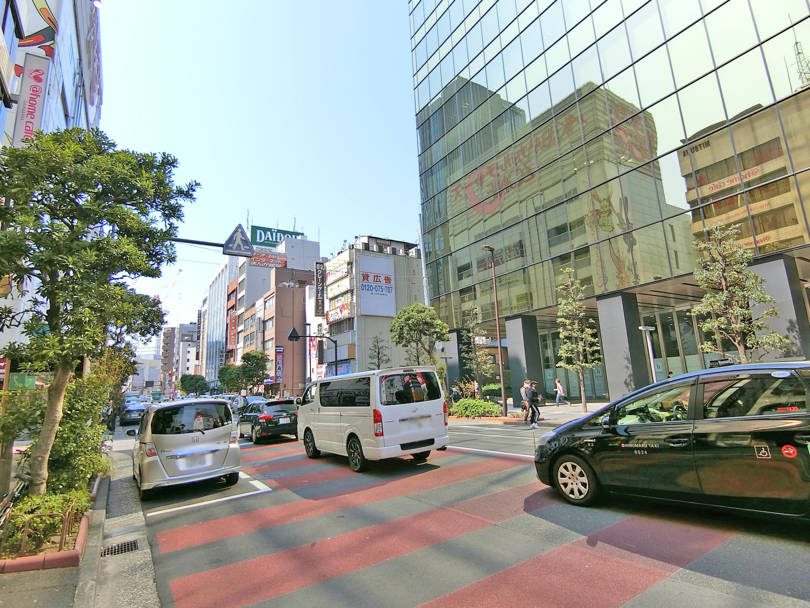 神田明神通り沿いに立地