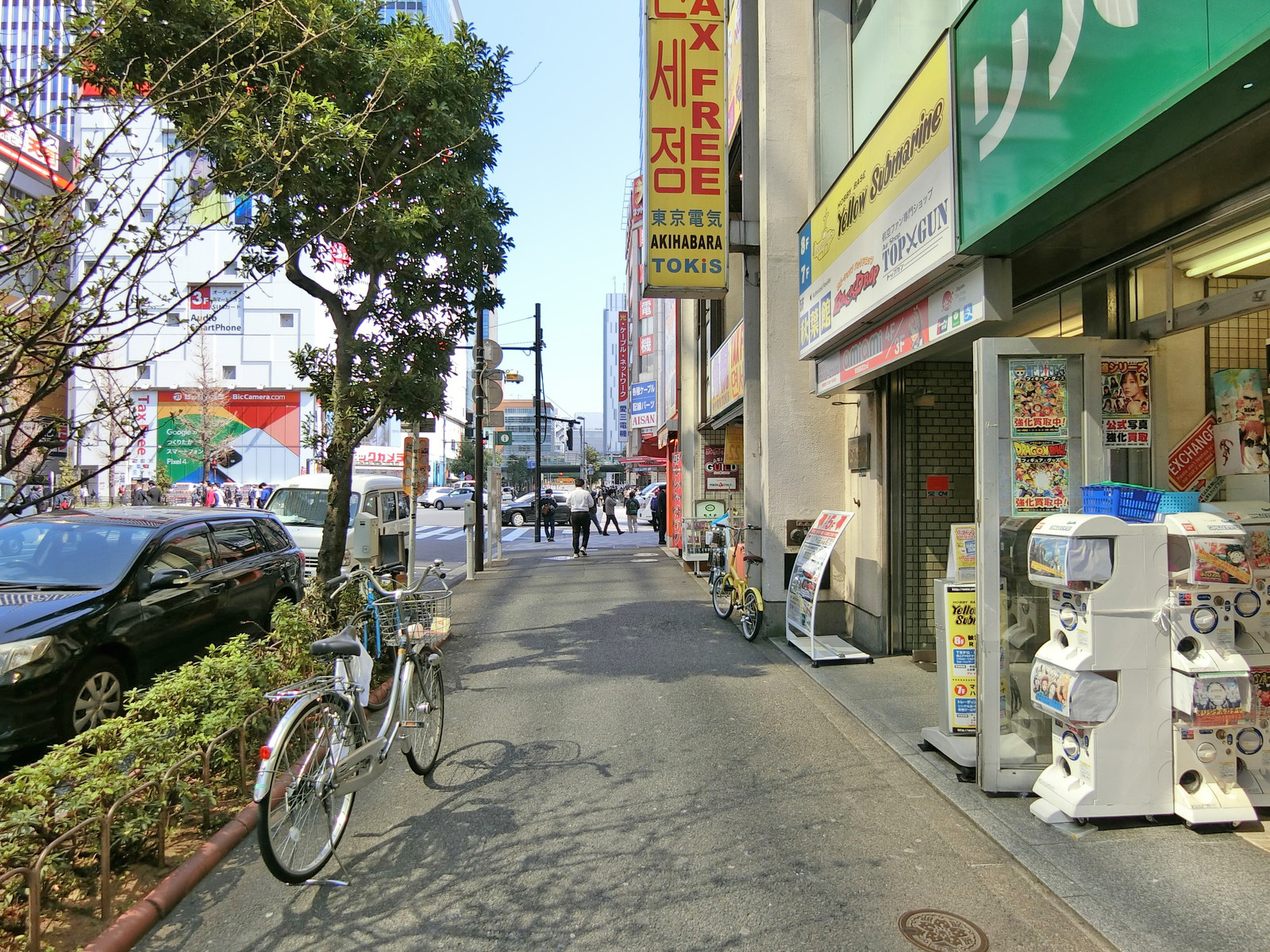 スーパービル前面の通り