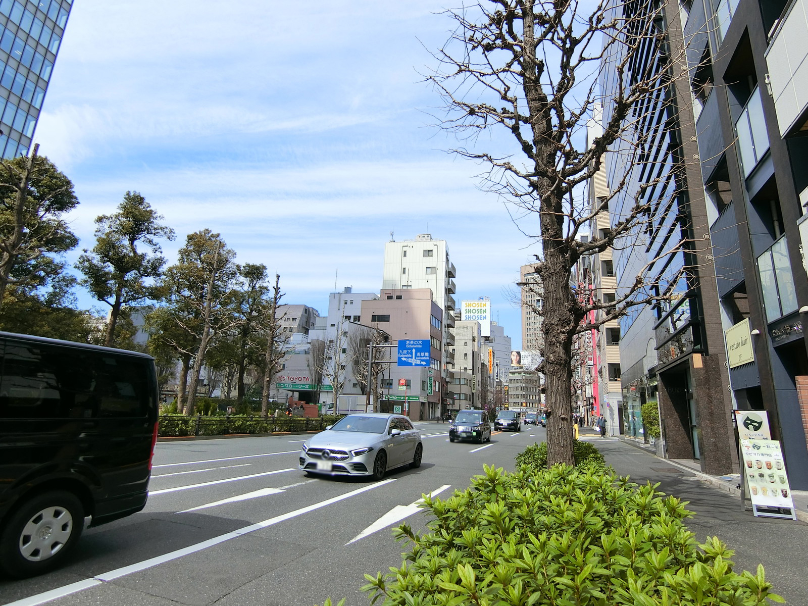 ヴァン・サンクビル前面の千代田通り