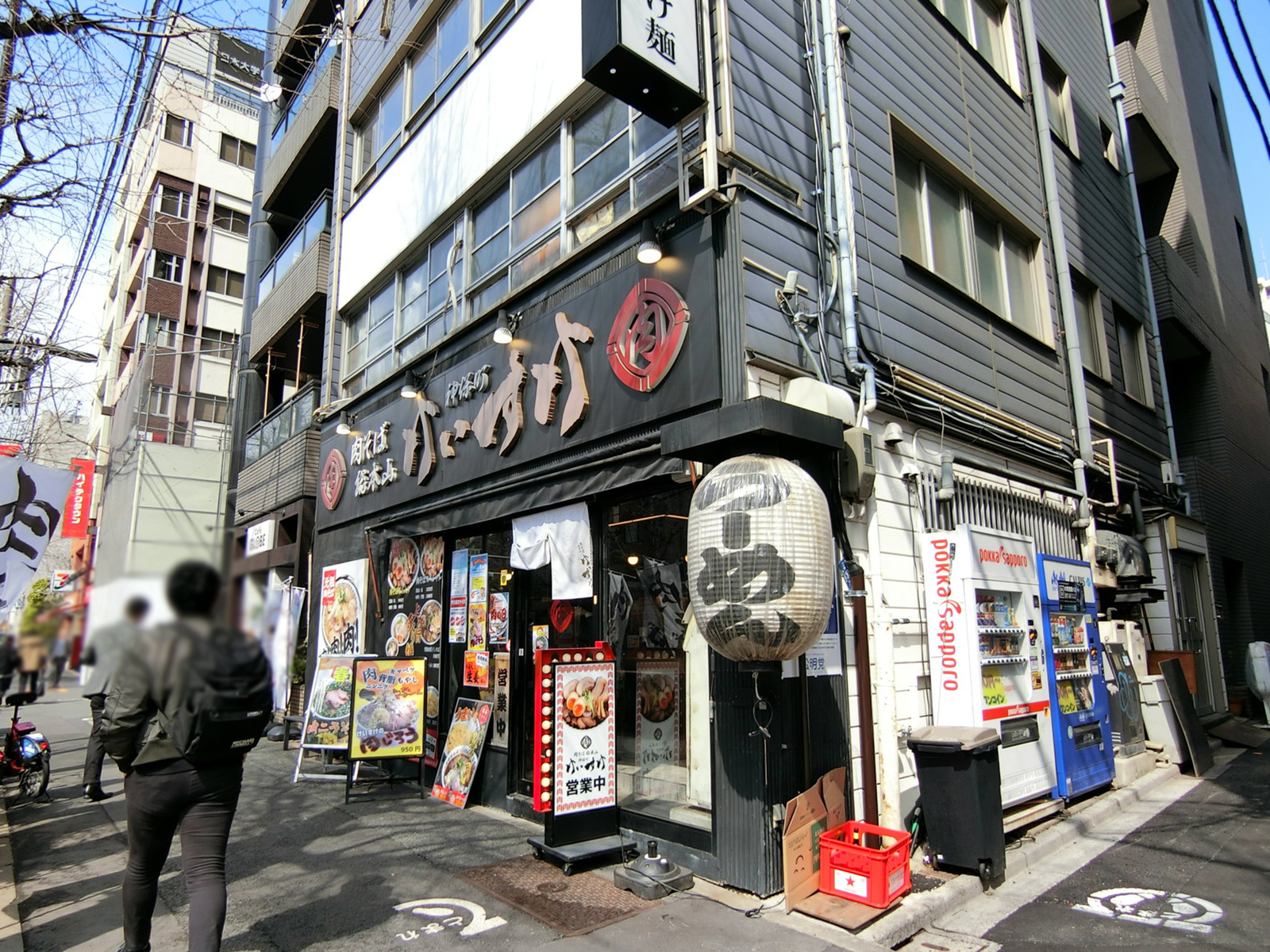 付近には飲食店が複数あり