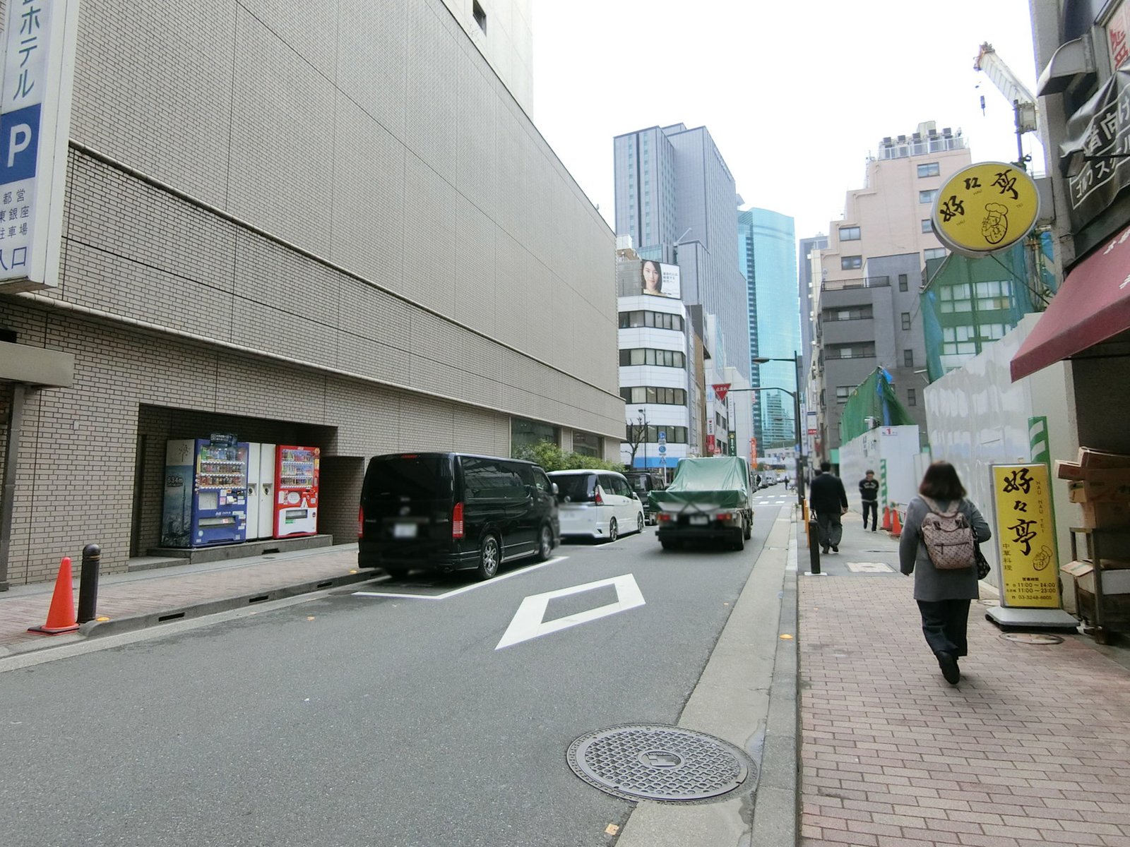 同郷会館ビル前面の通り