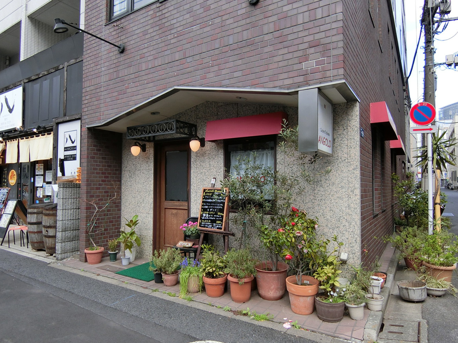 付近には飲食店が複数あり