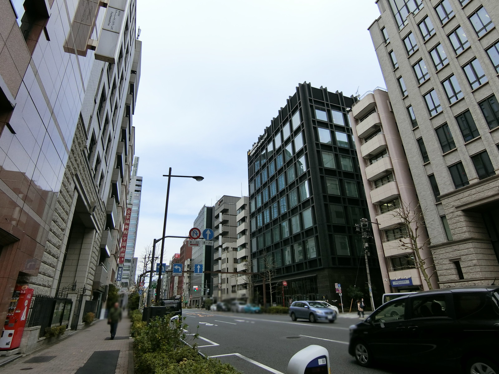 共立ビル前面の専大通り