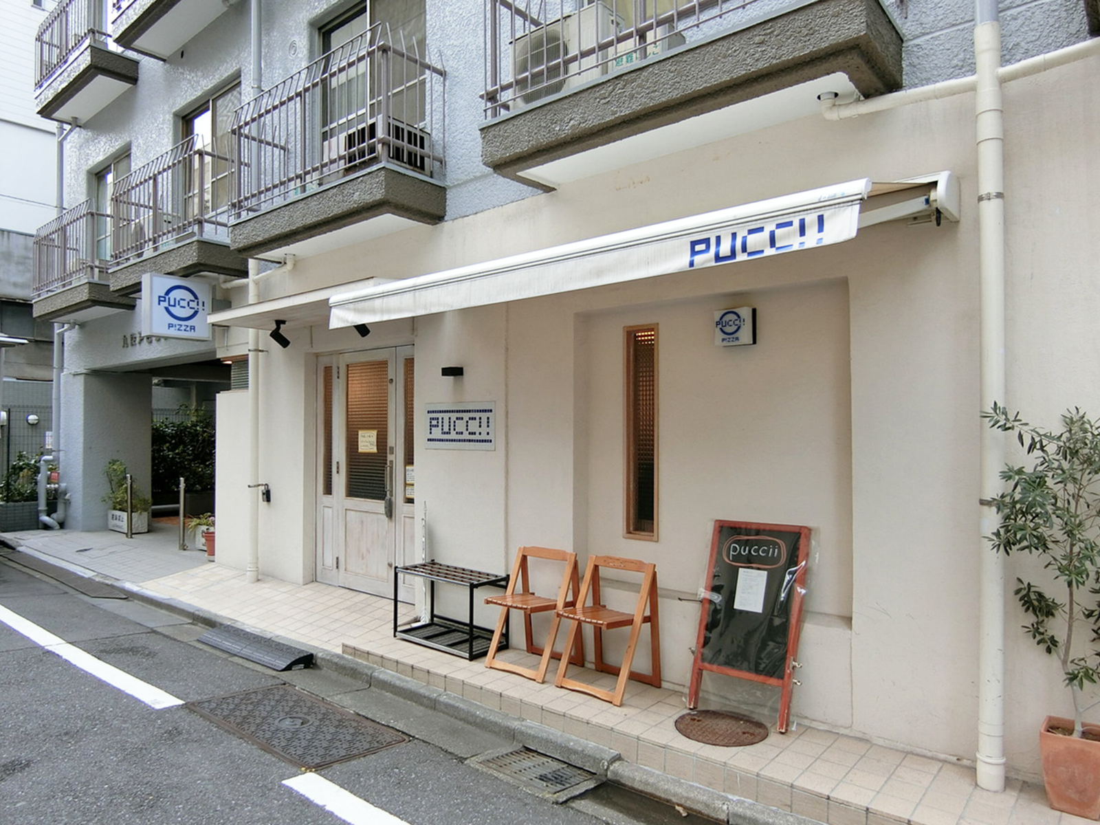 周辺には飲食店が点在