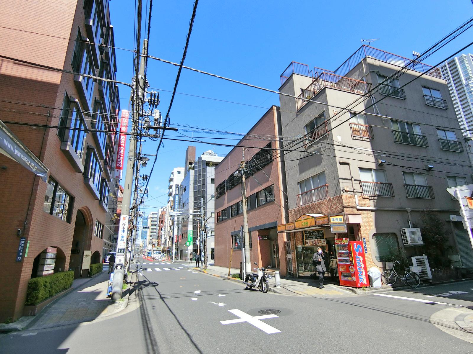 周辺はオフィスや店舗が多いエリア
