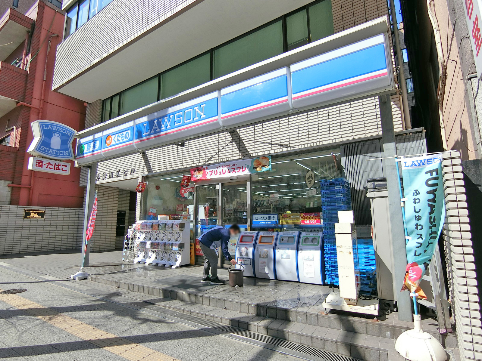 徒歩1分のローソン神田明神店