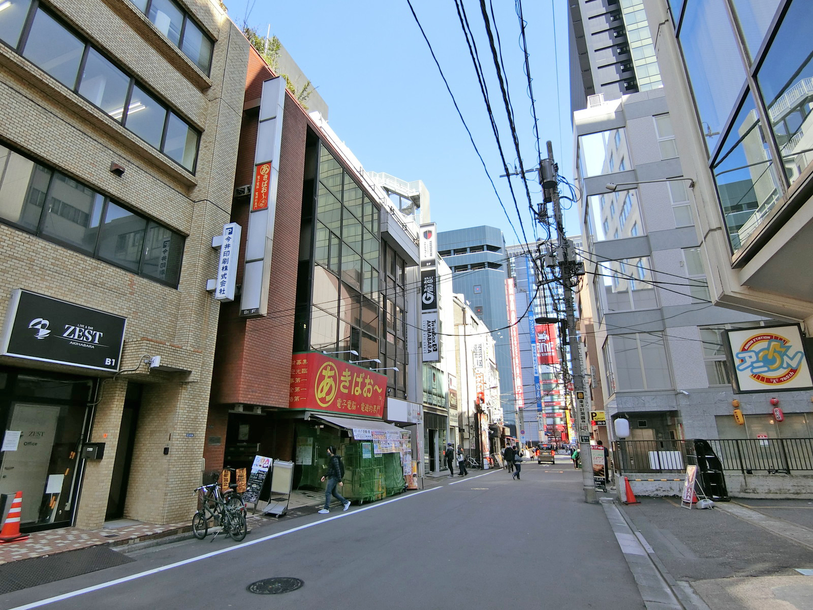 周辺はオフィスや店舗が多いエリア