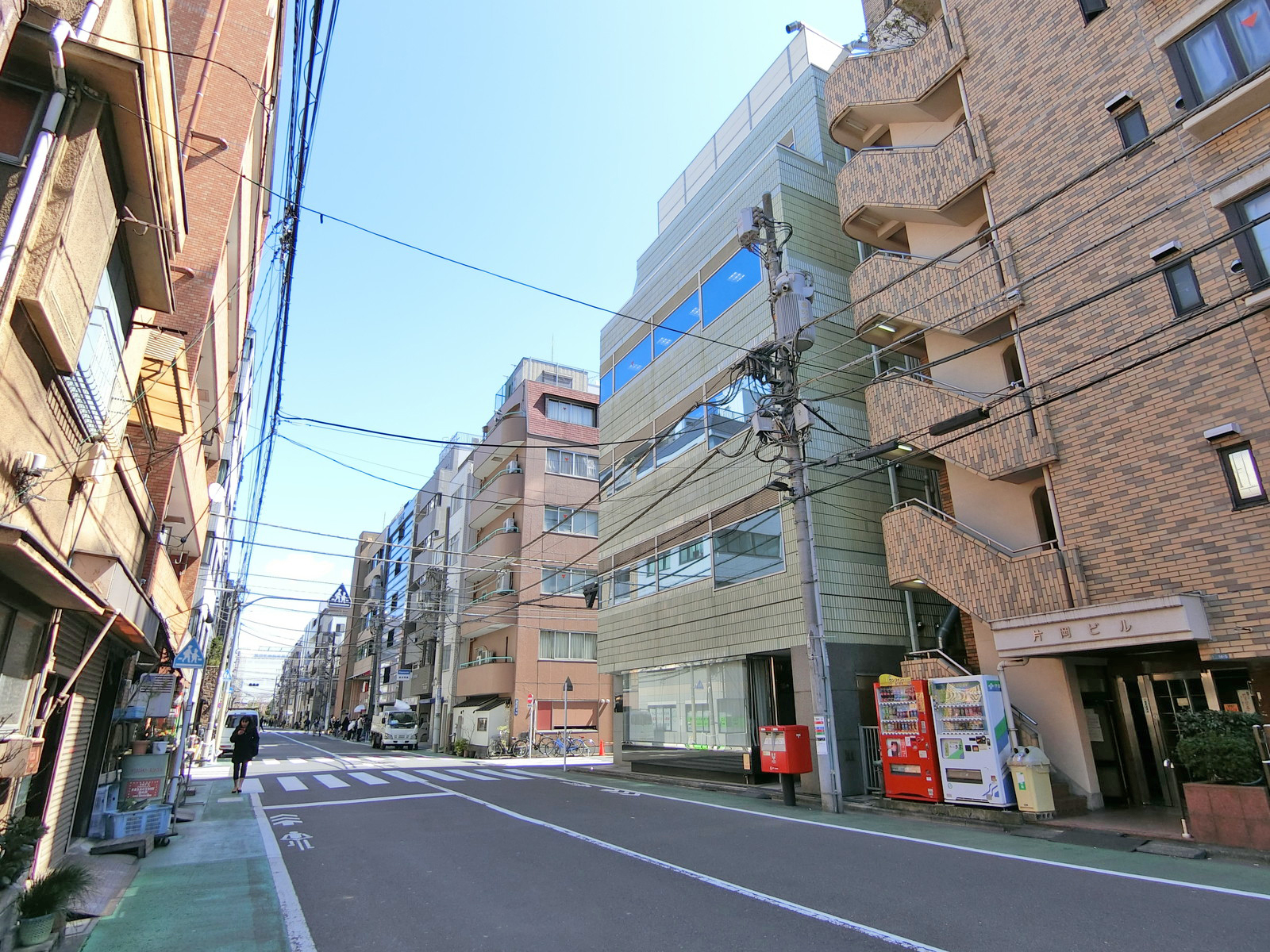 周辺はオフィスや店舗が多いエリア