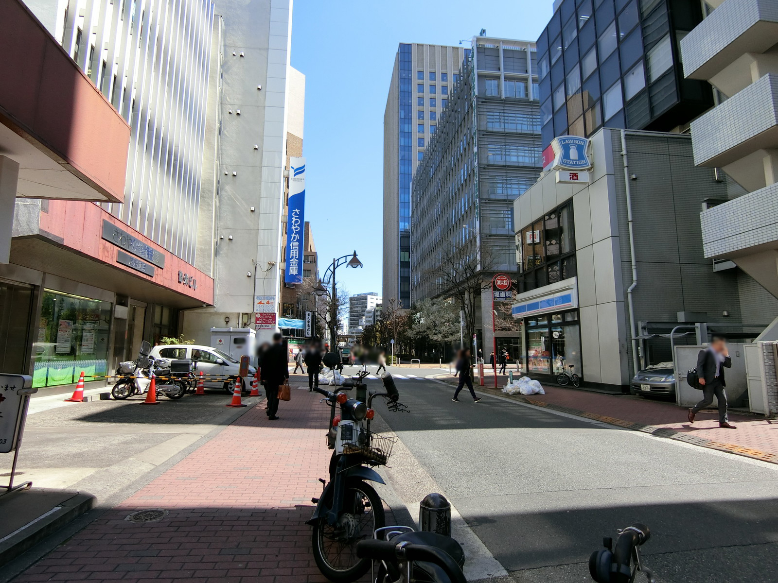 第二協栄ビル前面のももよ通り