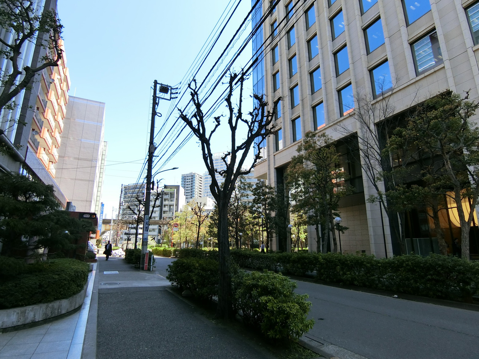 サニープレイス田町ビルディング前面の通り
