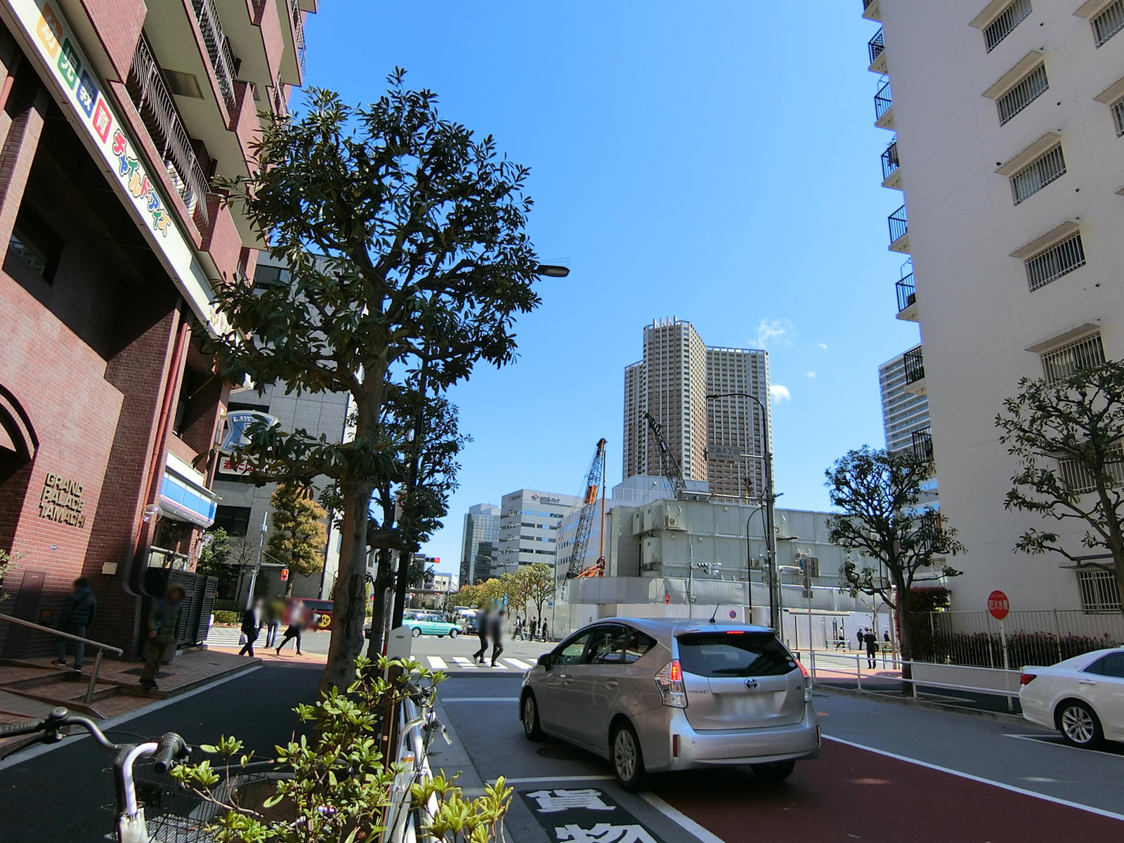 グランドパレス田町前面の通り