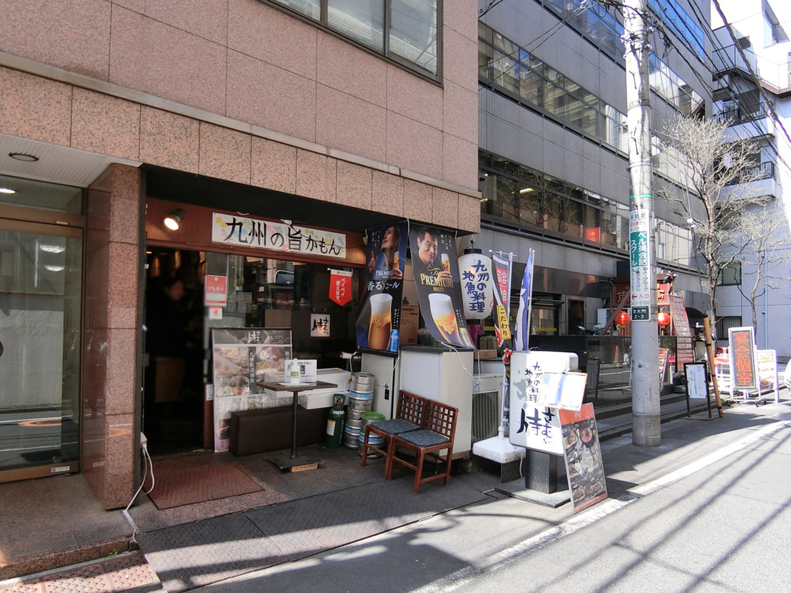 周辺は飲食店が豊富なエリア