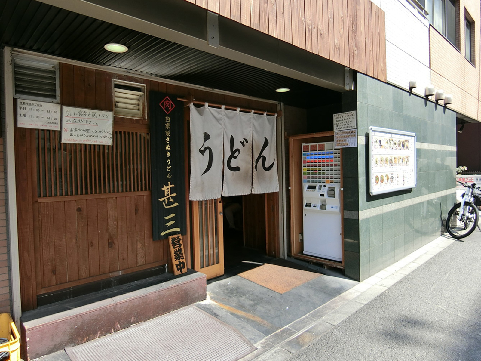周辺には飲食店が多数あり