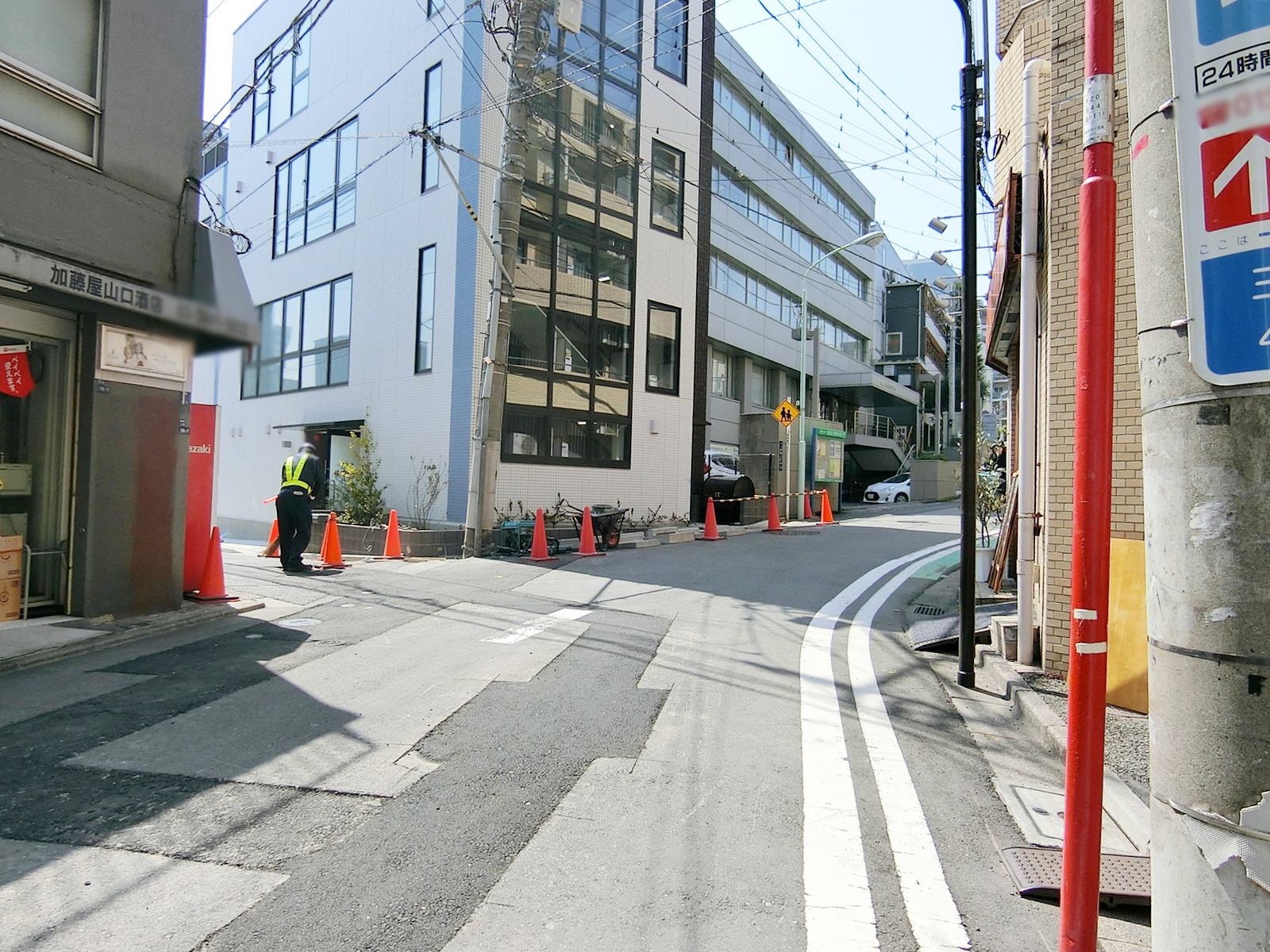 栄光堂三田ビル前面の通り