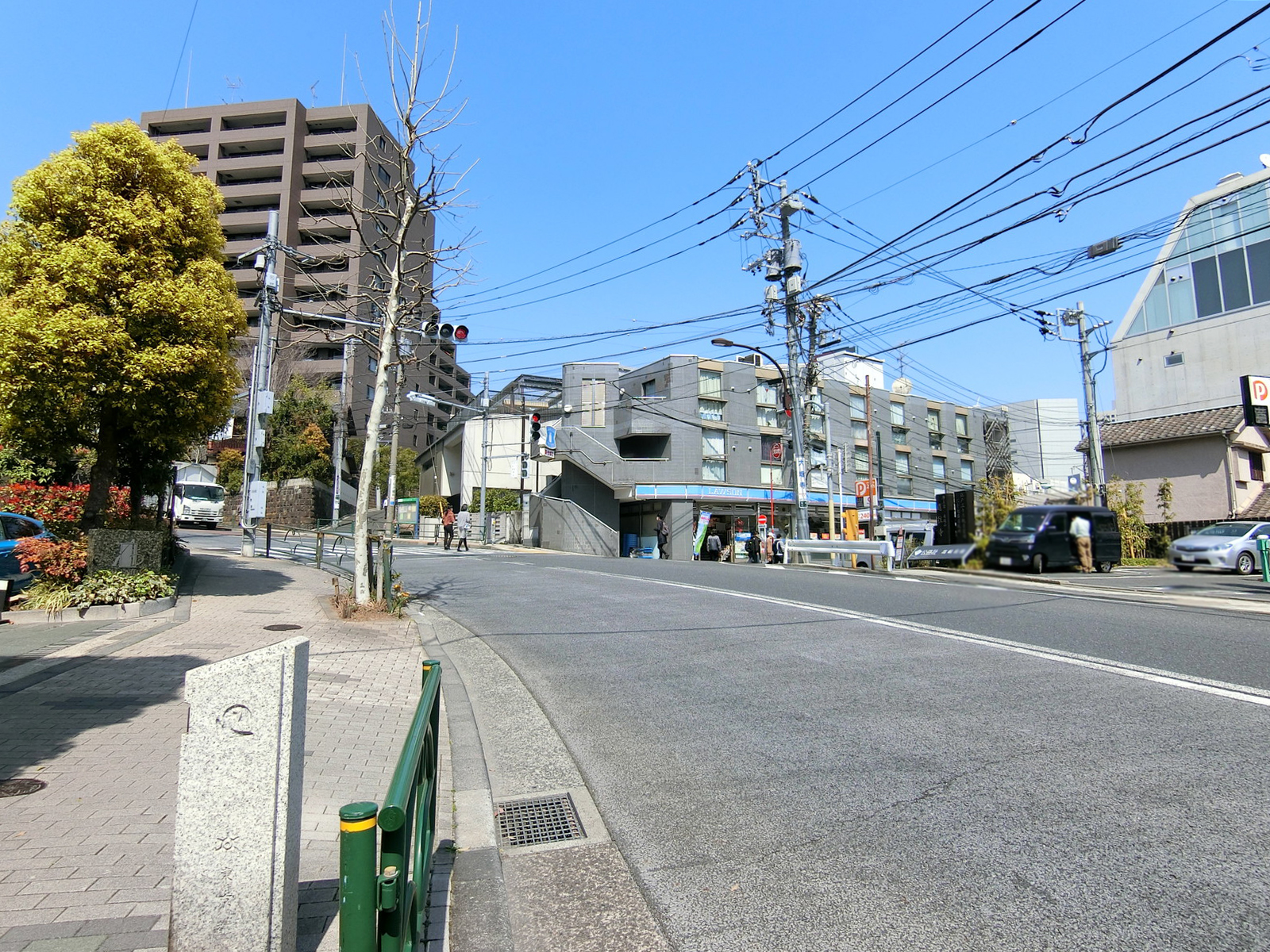 ビル前の伊皿子坂