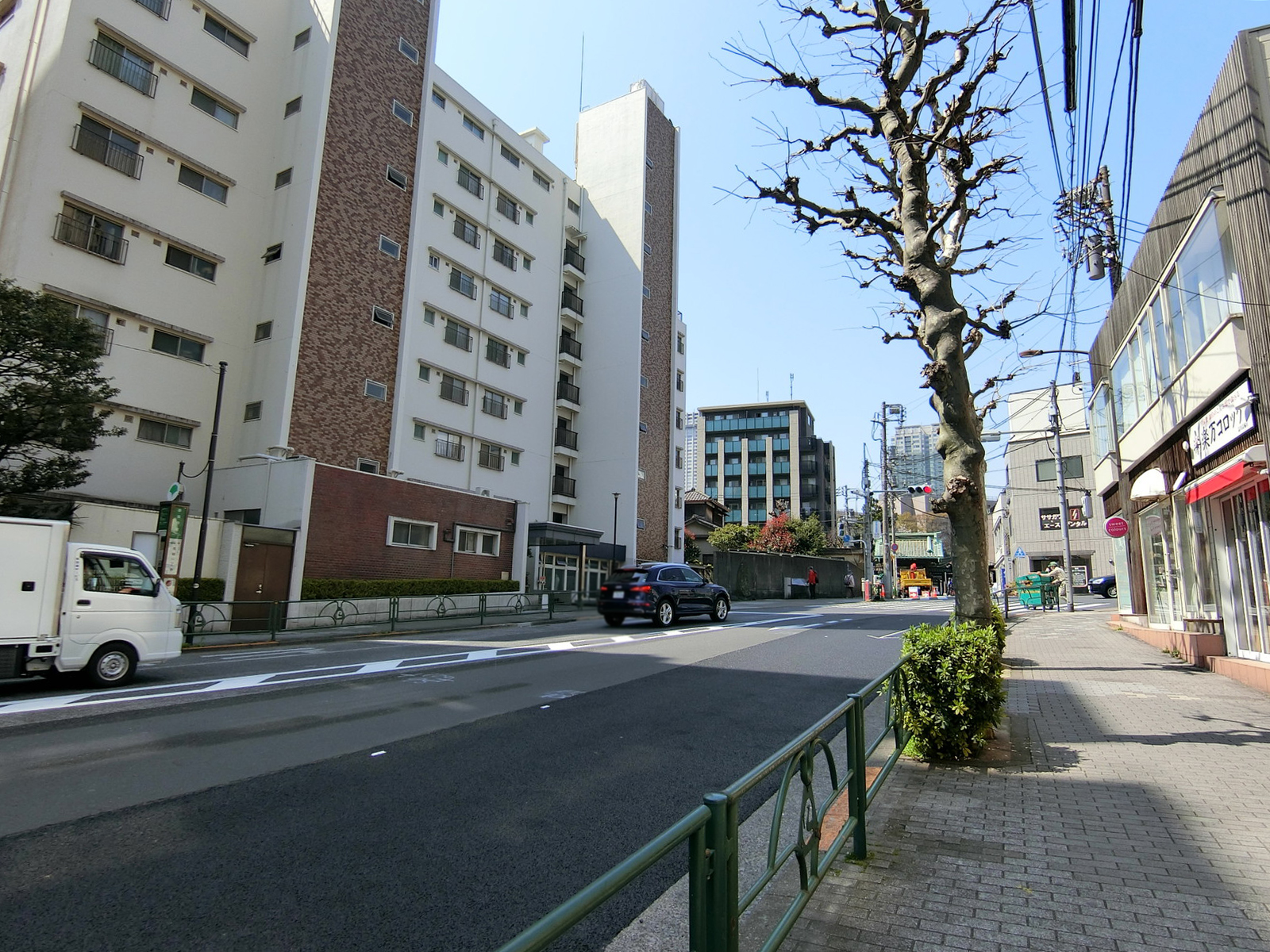 高輪JEBL前面の伊皿子坂