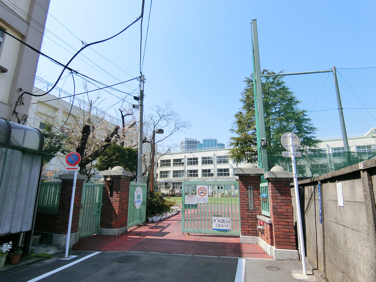 近くの港区立御田小学校