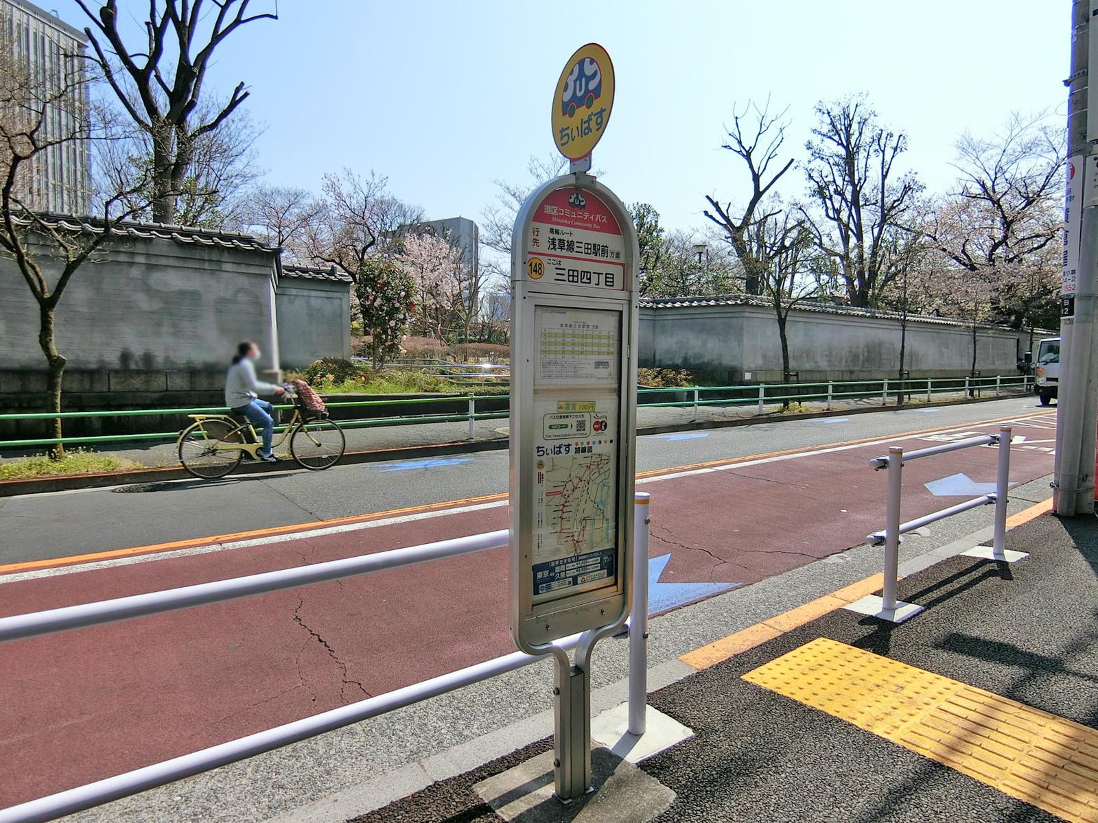 ビル前のバス停