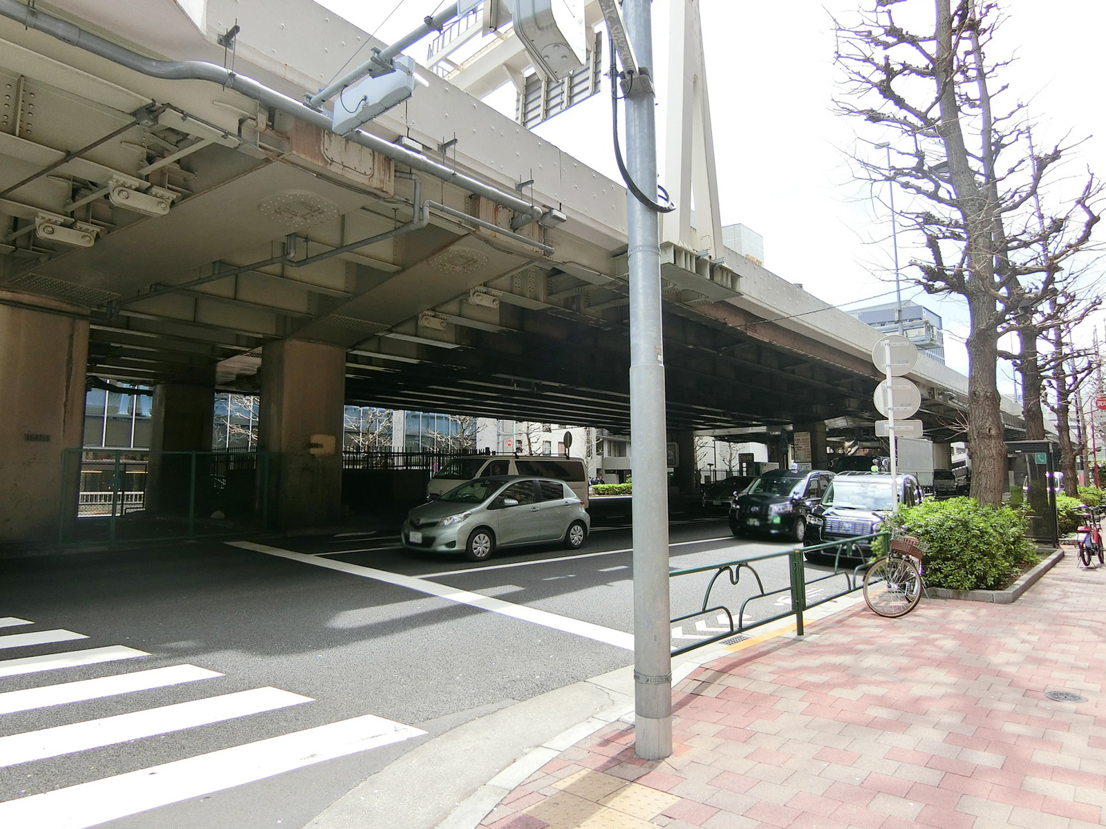 KDX日本橋本町ビル前面の昭和通り