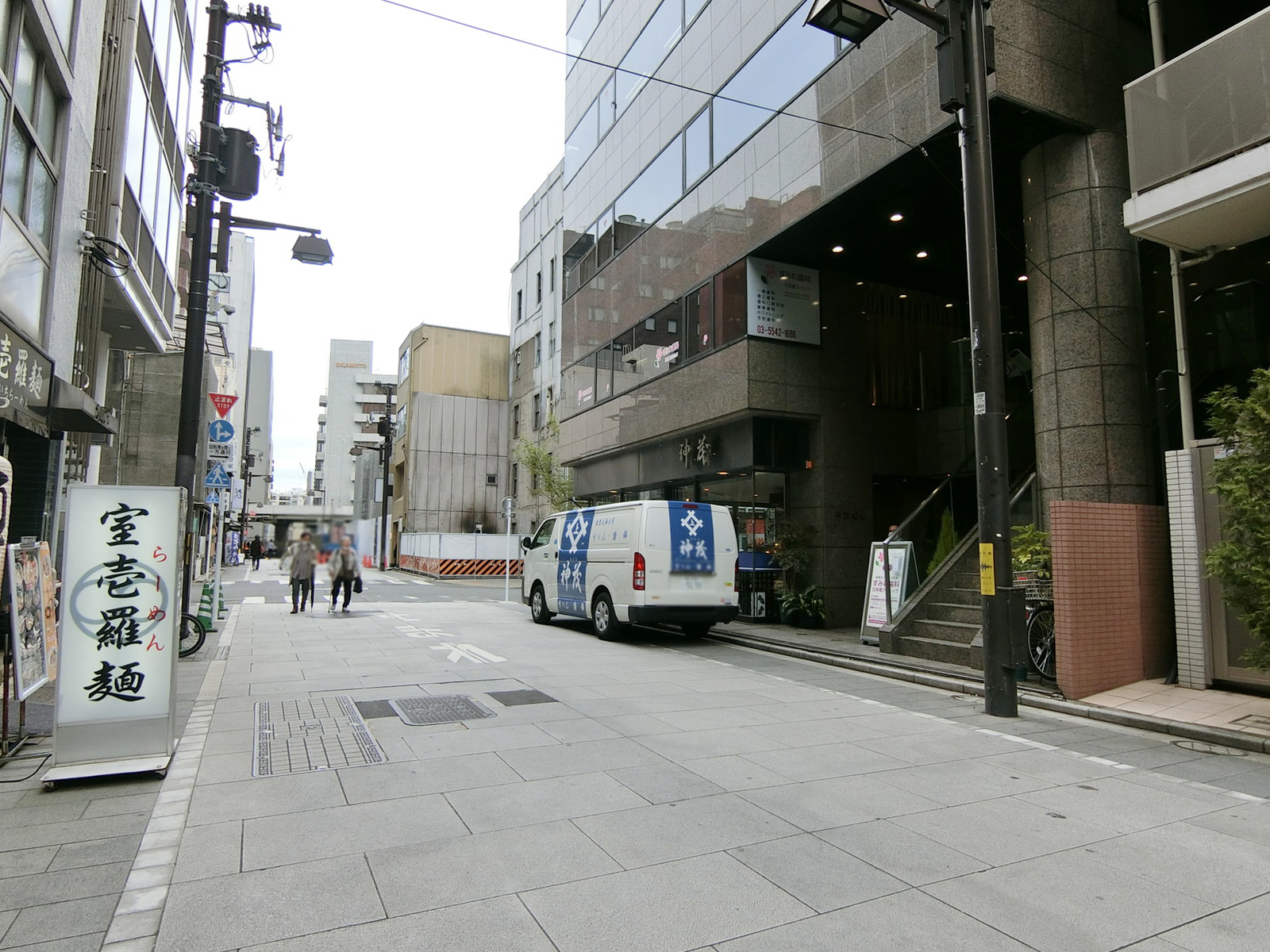 日本橋鮒佐ビル前面の通り