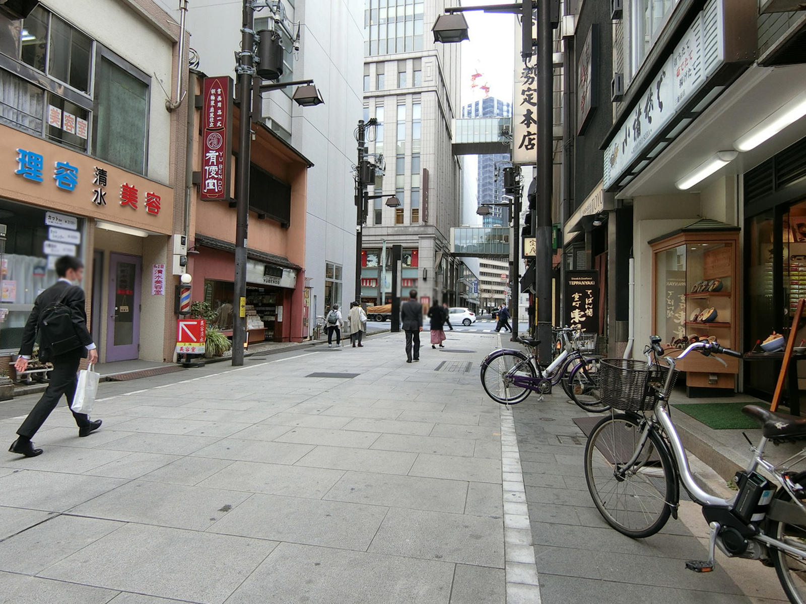 昇賢ビル前面の通り